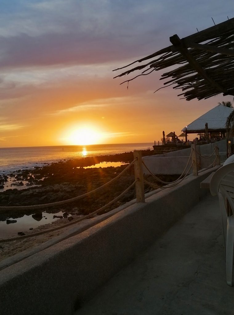 admirer un coucher de soleil sur la terrasse d'un restaurant sur la Corniche des Almadies, Dakar, Sénégal