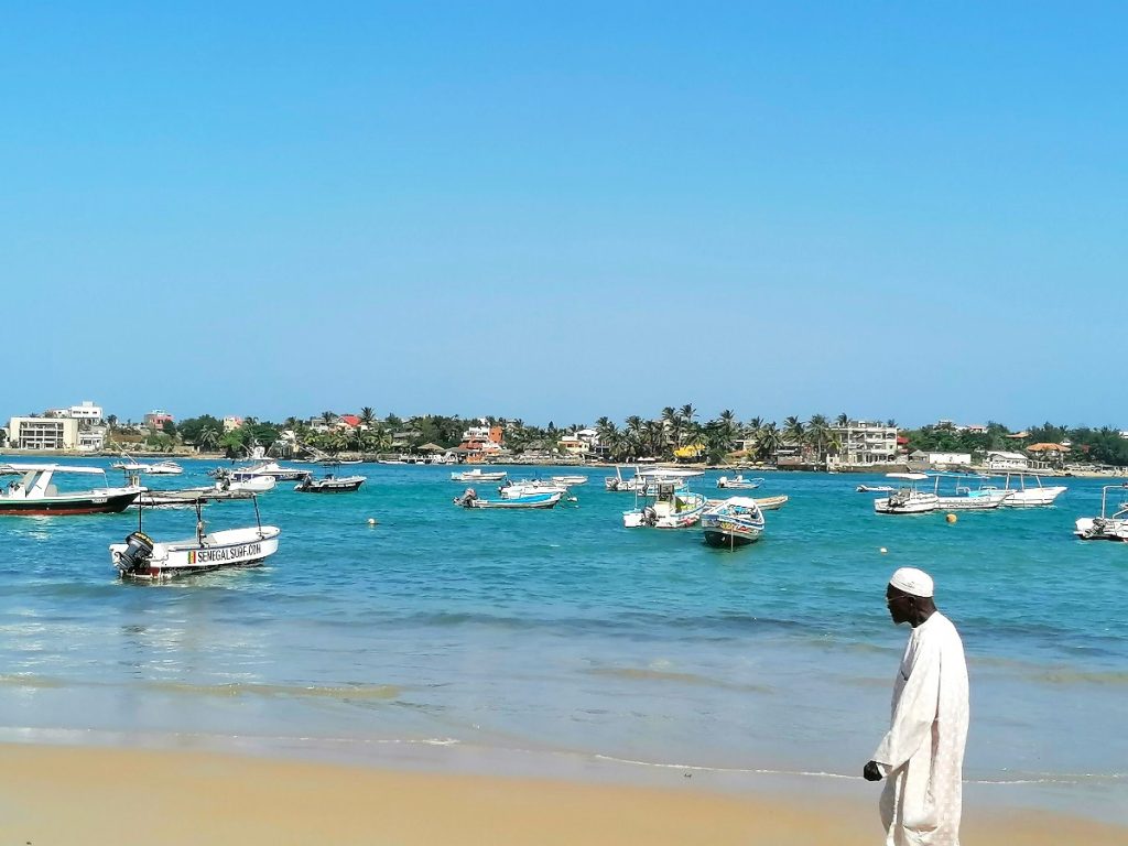 l'île de Ngor, Dakar, Sénégal. Vu depuis la plage de Ngor. Embarquement pirogue pour se rendre sur l'île