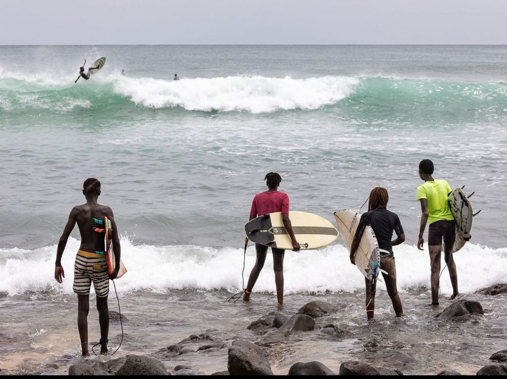 surfer senegalais à secret spot de surf aux almadies Dakar senegal